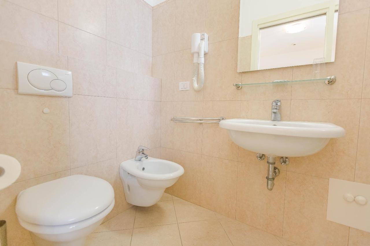 Hotel Confort Rimini Exterior photo